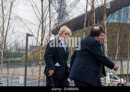 17 mars 2015 - L'œuvre commandée par la charité de l'éducation depuis le 11 septembre a été dévoilée par le maire de Londres Boris Johnson. La sculpture a été créé par l'artiste Amérique Miya Ando hors de l'épave de l'acier de l'Twin Tower. La cérémonie a réuni de nombreux visiteurs et conférenciers du Royaume-Uni et à l'étranger y compris l'Ambassadeur américain Matthew Barzun, historien anglais Simon Schama et président du conseil depuis le 11 septembre 2001 Peter Rosengard © Grant Vélaires/ZUMA/ZUMAPRESS.com/Alamy fil Live News Banque D'Images