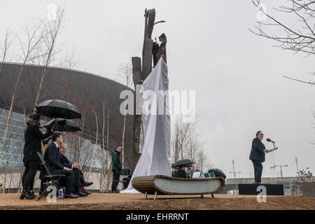 17 mars 2015 - L'œuvre commandée par la charité de l'éducation depuis le 11 septembre a été dévoilée par le maire de Londres Boris Johnson. La sculpture a été créé par l'artiste Amérique Miya Ando hors de l'épave de l'acier de l'Twin Tower. La cérémonie a réuni de nombreux visiteurs et conférenciers du Royaume-Uni et à l'étranger y compris l'Ambassadeur américain Matthew Barzun, historien anglais Simon Schama et président du conseil depuis le 11 septembre 2001 Peter Rosengard © Grant Vélaires/ZUMA/ZUMAPRESS.com/Alamy fil Live News Banque D'Images