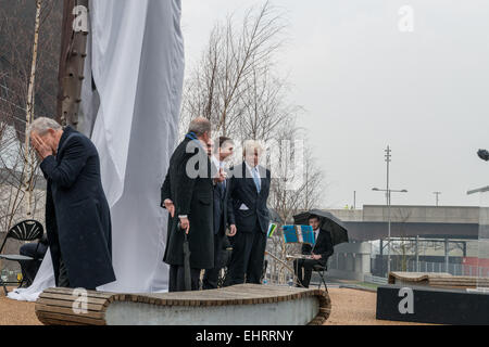 17 mars 2015 - L'œuvre commandée par la charité de l'éducation depuis le 11 septembre a été dévoilée par le maire de Londres Boris Johnson. La sculpture a été créé par l'artiste Amérique Miya Ando hors de l'épave de l'acier de l'Twin Tower. La cérémonie a réuni de nombreux visiteurs et conférenciers du Royaume-Uni et à l'étranger y compris l'Ambassadeur américain Matthew Barzun, historien anglais Simon Schama et président du conseil depuis le 11 septembre 2001 Peter Rosengard © Grant Vélaires/ZUMA/ZUMAPRESS.com/Alamy fil Live News Banque D'Images