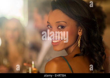 Portrait of young smiling woman at wedding reception Banque D'Images