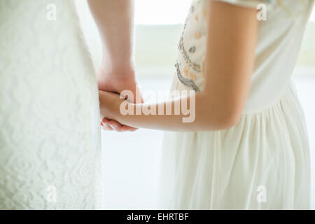 Bride holding la main de demoiselle dans les prix Banque D'Images