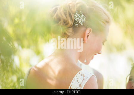 Bride standing dans le jardin intérieur Banque D'Images