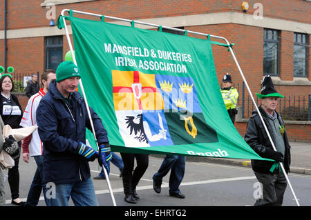Nottingham, Royaume-Uni. 17 mars, 2015. St Patrick's Day Parade le centre-ville de Nottingham.Des centaines de personnes ont participé à la parade qui a quitté le terrain de jeux de la forêt à 12h00 et fait son chemin à la place du vieux marché où des groupes de danse et de divertir la foule des bandes . Credit : IFIMAGE/Alamy Live News Banque D'Images