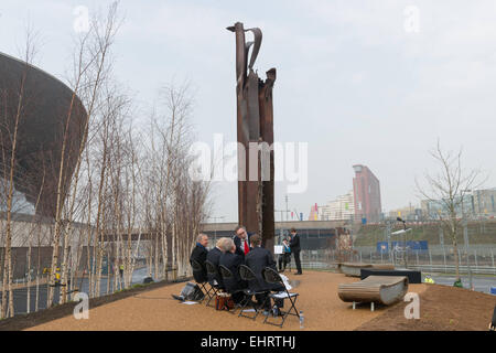 17 mars 2015 - L'œuvre commandée par la charité de l'éducation depuis le 11 septembre a été dévoilée par le maire de Londres Boris Johnson. La sculpture a été créé par l'artiste Amérique Miya Ando hors de l'épave de l'acier de l'Twin Tower. La cérémonie a réuni de nombreux visiteurs et conférenciers du Royaume-Uni et à l'étranger y compris l'Ambassadeur américain Matthew Barzun, historien anglais Simon Schama et président du conseil depuis le 11 septembre 2001 Peter Rosengard © Grant Vélaires/ZUMA/ZUMAPRESS.com/Alamy fil Live News Banque D'Images