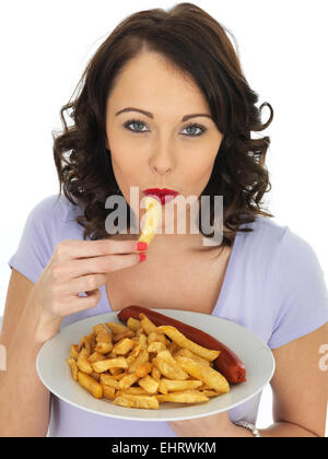 Confident Happy Young Woman Eating Chip Shop authentique saucisse cervelas à emporter et plaquettes isolé sur un fond blanc avec un chemin de détourage Banque D'Images