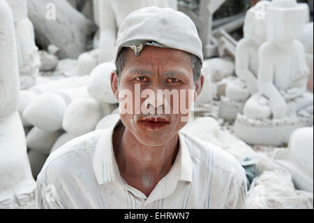 Portrait d'un sculpteur de marbre de nez rouges de bétel couvert de poussière de marbre blanc à Mandalay, Myanmar Banque D'Images