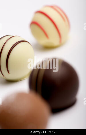 Un groupe de chocolats à rayures sur fond blanc Banque D'Images