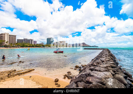 Honolulu, HI, USA - 7 septembre 2013 : les touristes bronzer et se baigner sur la plage de Waikiki à Honolulu, Hawaï. Sable blanc de Waikiki Banque D'Images