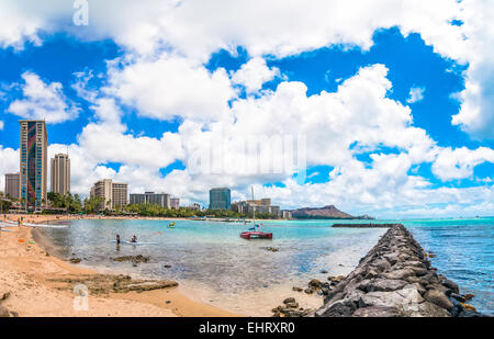 Honolulu, HI, USA - 7 septembre 2013 : les touristes bronzer et se baigner sur la plage de Waikiki à Honolulu, Hawaï. Sable blanc de Waikiki Banque D'Images