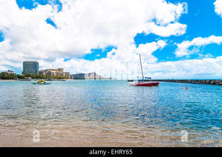 Honolulu, HI, USA - 7 septembre 2013 : les touristes bronzer et se baigner sur la plage de Waikiki à Honolulu, Hawaï. Banque D'Images