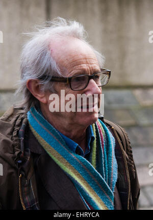 Methodist Central Hall de Westminster, le 17 mars 2015. Les membres de divers groupes d'habitation de tout le Royaume-Uni arrive au Methodist Central Hall à Londres pour la maison pour la Grande-Bretagne Rallye, qui vise à mettre en lumière l'actuelle crise du logement qui touche les travailleurs à faible revenu, particulièrement à Londres où les loyers et les prix des maisons sont maintenant bien au-delà de leur portée. Réalisateur du film arrive au rallye. Crédit : Paul Davey/Alamy Live News Banque D'Images