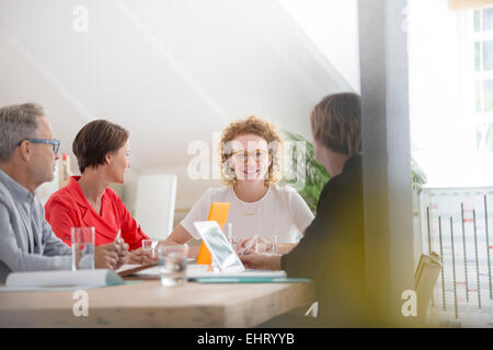 Quatre personnes au meeting in office Banque D'Images