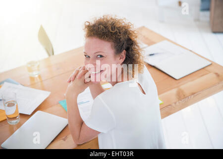 Portrait of young smiling office worker at desk Banque D'Images