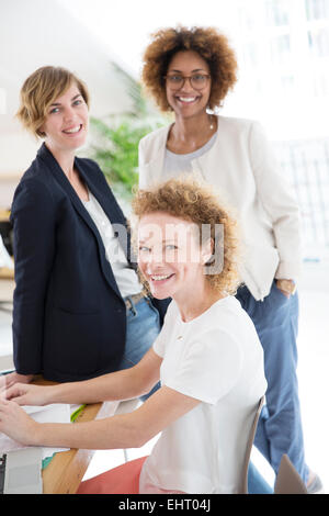 Portrait de trois femmes dans office, smiling Banque D'Images
