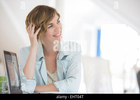 Holding hand dans les cheveux,Portrait of woman smiling Banque D'Images