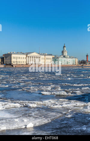 Paysage d'hiver avec la glace flottante sur le fleuve Neva à Saint-Pétersbourg, Russie Banque D'Images