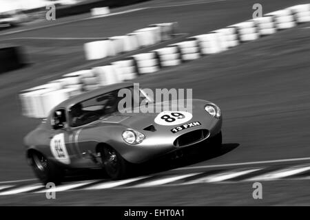 Faites glisser bas Jaguar E-Type blasts sortir de la chicane à Goodwood Motorcircuit au cours de la réunion des membres à l'essai 73 Banque D'Images