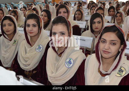 Les étudiants sont présents à la cérémonie de remise des diplômes au cours de la 6ème Convention de Sardar Bahadur Khan University, Quetta le Mardi, Mars 17, 2015. Banque D'Images