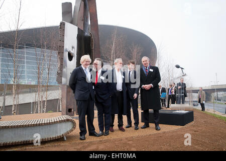 Le maire de Londres Boris Johnson se distingue avec d'autres après le 11 septembre 2001 Steel sculpture a été dévoilée à son domicile permanent dans le parc Queen Elizabeth Olympic Park Banque D'Images