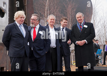 Le maire de Londres Boris Johnson se distingue avec d'autres après le 11 septembre 2001 Steel sculpture a été dévoilée à son domicile permanent dans le parc Queen Elizabeth Olympic Park Banque D'Images