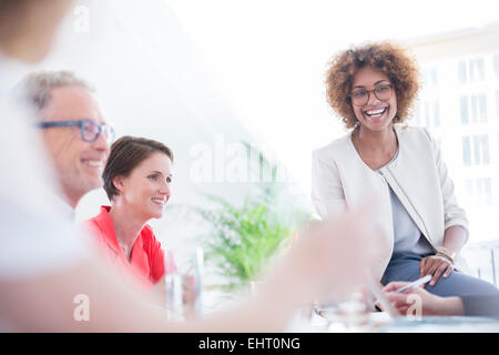 Les employés de bureau talking at desk Banque D'Images