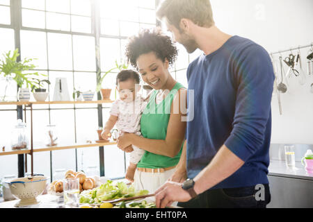 Happy Family preparing meal in domestic kitchen Banque D'Images