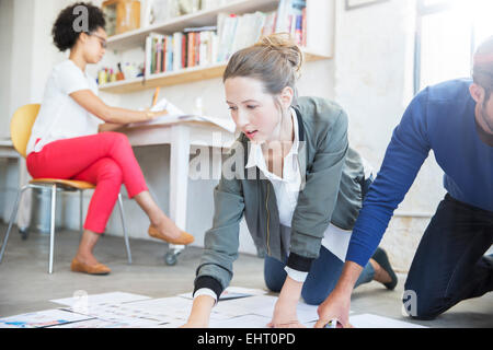 Trois jeunes gens qui travaillent ensemble en studio Banque D'Images