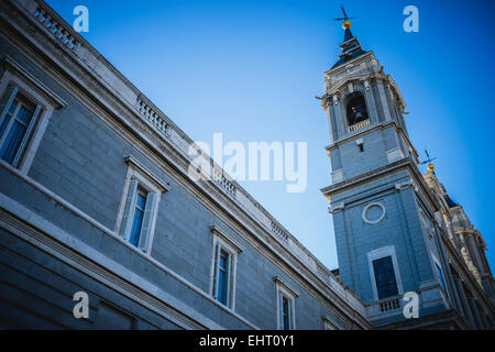 Bell Tower, Cathédrale de l'Almudena, situé dans le domaine des Habsbourg, l'architecture classique Banque D'Images