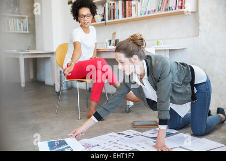 Deux jeunes femmes travaillant ensemble en studio Banque D'Images