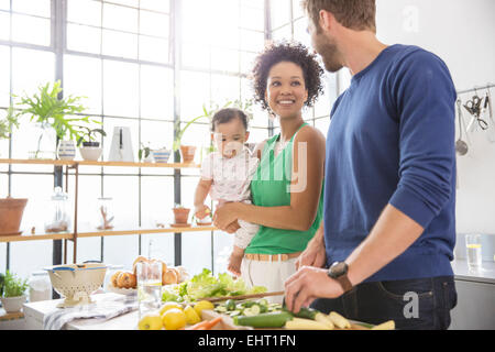 Happy Family preparing meal in domestic kitchen Banque D'Images