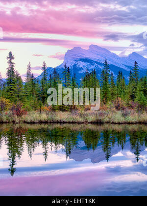 Lacs Vermillion et Mt. Avec le coucher du soleil. réflexion Rundle Le parc national Banff, Alberta Canada Banque D'Images