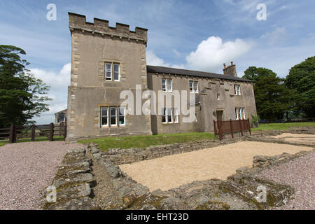 Vue pittoresque de Birdoswald Roman Fort les fondations des bâtiments et les ruines sur le mur d'Hadrien, route à Gilsland. Banque D'Images