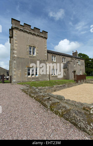 Vue pittoresque de Birdoswald Roman Fort les fondations des bâtiments et les ruines sur le mur d'Hadrien, route à Gilsland. Banque D'Images