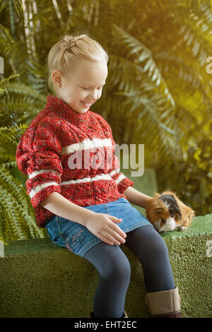 Image of smiling girl posing with cute cavia Banque D'Images