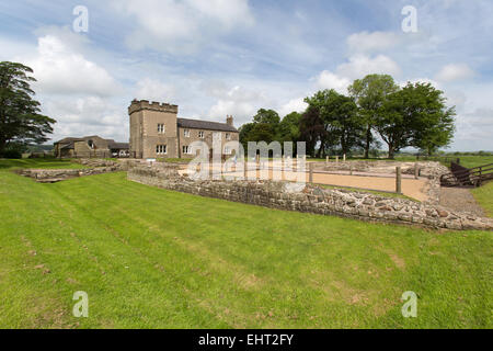 Vue pittoresque de Birdoswald Roman Fort les fondations des bâtiments et les ruines sur le mur d'Hadrien, route à Gilsland. Banque D'Images