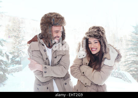 Couple aimant l'extérieur dans la neige Banque D'Images