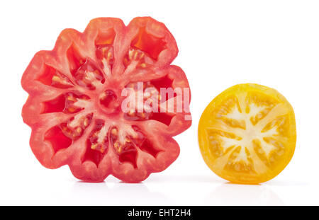 Les tranches de tomate isolated on white Banque D'Images