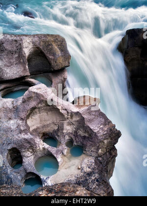 Poule sculptée par la rivière. Réduire les chutes Sunwapta. Le Parc National Jasper, Alberta, Canada Banque D'Images