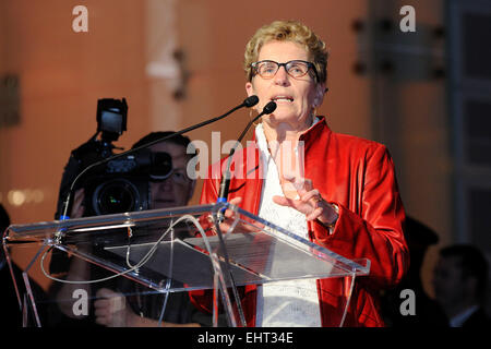 Toronto, Canada. 16 mars 2015. Dévoilement de la flamme des Jeux panaméricains de 2015 et Torchbeaer au Centre des sciences de l'Ontario en vue de la flamme olympique qui aura lieu du 30 au 10 juillet à l'approche de Jeux panaméricains de 2015 à Toronto. En photo, le Premier Ministre de l'Ontario, Kathleen Wynne. Credit : EXImages/Alamy Live News Banque D'Images