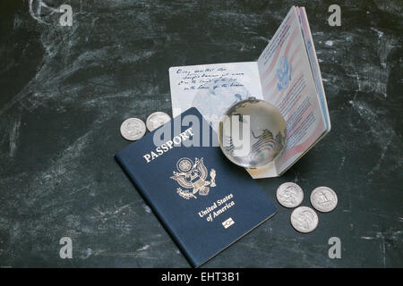 Deux passeports américains sur fond noir. La citoyenneté américaine. Voyageant à travers le monde. Petit globe de verre sur l'ouverture du document. Coin Banque D'Images