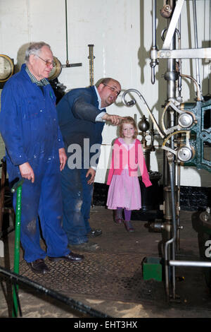 Tourisme / visiteur du jeune enfant et les membres du personnel et de contrôle moteur Cornish Ouest London Museum de l'eau et de vapeur. Brentford Kew UK Banque D'Images