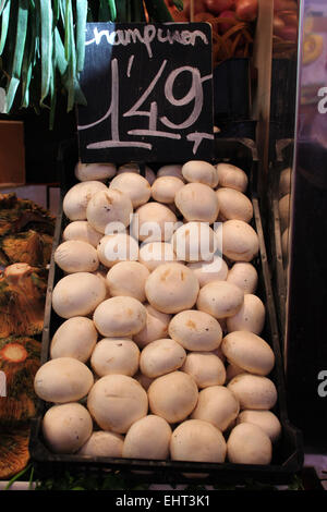 Les champignons en vente dans le marché de la boqueria, Barcelone, Catalogne, Espagne Banque D'Images