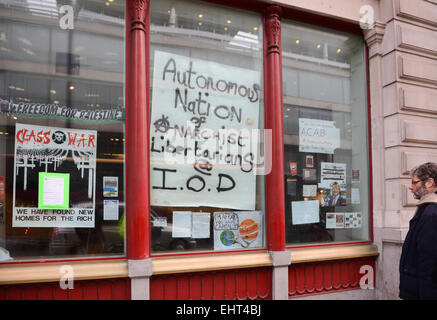 Pall Mall, London, UK. 17 mars 2015. Un groupe anarchiste se faisant appeler 'Nation autonome anarchiste de libertaires" occupe l'ancien siège de l'Institut d'administration de Pall Mall Crédit : Matthieu Chattle/Alamy Live News Banque D'Images