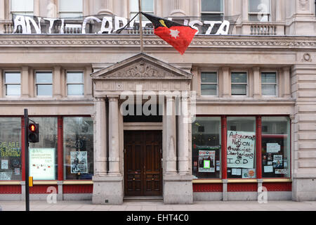 Pall Mall, London, UK. 17 mars 2015. Un groupe anarchiste se faisant appeler 'Nation autonome anarchiste de libertaires" occupe l'ancien siège de l'Institut d'administration de Pall Mall Crédit : Matthieu Chattle/Alamy Live News Banque D'Images