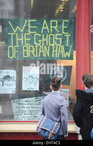 Pall Mall, London, UK. 17 mars 2015. Un groupe anarchiste se faisant appeler 'Nation autonome anarchiste de libertaires" occupe l'ancien siège de l'Institut d'administration de Pall Mall Crédit : Matthieu Chattle/Alamy Live News Banque D'Images