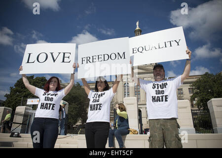 Atlanta, GA, USA. Mar 17, 2015. Rassemblement de manifestants à l'extérieur de la Géorgie statehouse espérant un projet de 'Liberté religieuse' le projet de loi avant que les législateurs est défait en avril. Le nouveau projet de loi entraînerait une augmentation de la discrimination à l'égard de la communauté GLBT et les conséquences inattendues, selon les porte-parole de rallye. Crédit : Robin Rayne Nelson/ZUMA/Alamy Fil Live News Banque D'Images