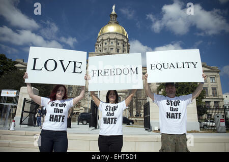 Atlanta, GA, USA. Mar 17, 2015. Rassemblement de manifestants à l'extérieur de la Géorgie statehouse espérant un projet de 'Liberté religieuse' le projet de loi avant que les législateurs est défait en avril. Le nouveau projet de loi entraînerait une augmentation de la discrimination à l'égard de la communauté GLBT et les conséquences inattendues, selon les porte-parole de rallye. Crédit : Robin Rayne Nelson/ZUMA/Alamy Fil Live News Banque D'Images