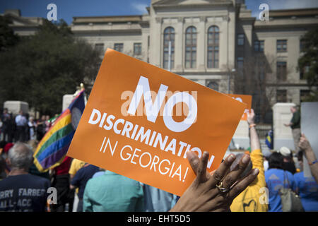 Atlanta, GA, USA. Mar 17, 2015. Rassemblement de manifestants à l'extérieur de la Géorgie statehouse espérant un projet de 'Liberté religieuse' le projet de loi avant que les législateurs est défait en avril. Le nouveau projet de loi entraînerait une augmentation de la discrimination à l'égard de la communauté GLBT et les conséquences inattendues, selon les porte-parole de rallye. Crédit : Robin Rayne Nelson/ZUMA/Alamy Fil Live News Banque D'Images