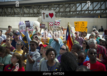 Atlanta, GA, USA. Mar 17, 2015. Rassemblement de manifestants à l'extérieur de la Géorgie statehouse espérant un projet de 'Liberté religieuse' le projet de loi avant que les législateurs est défait en avril. Le nouveau projet de loi entraînerait une augmentation de la discrimination à l'égard de la communauté GLBT et les conséquences inattendues, selon les porte-parole de rallye. Crédit : Robin Rayne Nelson/ZUMA/Alamy Fil Live News Banque D'Images