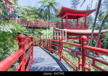 Jardin tropical avec des pavillons de style japonais rouge à Funchal, Madeira Island Banque D'Images